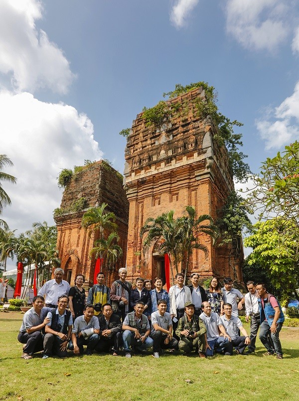 Chụp ảnh giao lưu bên Tháp Đôi.