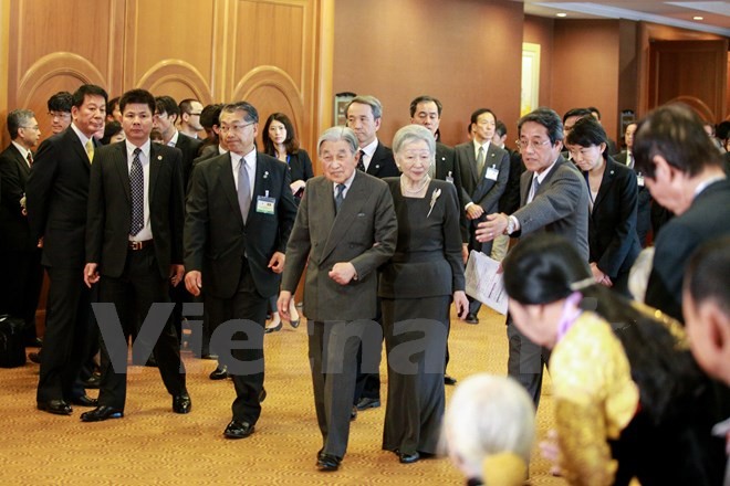 Nhật hoàng Akihito cùng Hoàng hậu đã gặp gỡ 16 người, là vợ con của cựu quân nhân Nhật Bản từng tham chiến tại Việt Nam. (Ảnh: Minh Sơn/Vietnam+)