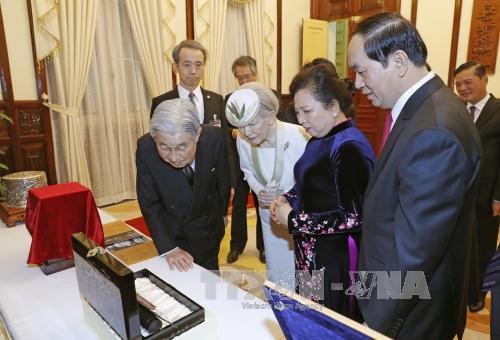 Chủ tịch nước Trần Đại Quang, Phu nhân cùng Nhà Vua Nhật Bản Akihito, Hoàng hậu Michiko trao đổi tặng phẩm. Ảnh: Nhan Sáng/TTXVN