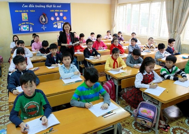 Cô giáo Phan Tuyết cho rằng chương trình bậc tiểu học mới nặng về kiến thức hơn chương trình cũ. (Ảnh minh họa: Báo Nhân Dân)