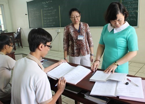 Giáo viên phải hoàn thành rất nhiều sổ sách, biểu mẫu vào cuối năm học. (Ảnh minh họa của Báo Giáo dục và thời đại)