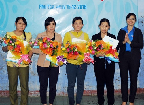 Cô giáo Nguyễn Thị Hòa và các đồng nghiệp đã nỗ lực cứu các em học sinh mầm non thoát khỏi nước lũ. (Ảnh: Thiên Lý/ VnExpress.net)
