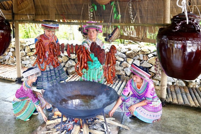 Không gian ẩm thực Tây Bắc mang đến những gian hàng ẩm thực cùng quy trình chế biến các loại rượu đặc trưng vùng cao.