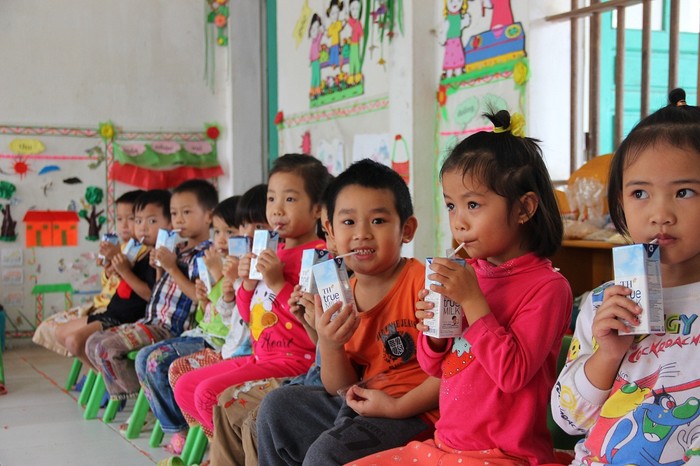 Sữa học đường TH school MILK được chế biến từ sữa tươi bổ sung nhiều vi chất dinh dưỡng phù hợp với sự hấp thu của trẻ.