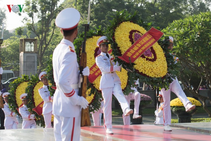 Vòng hoa của đoàn mang dòng chữ &quot;Đời đời nhớ ơn các anh hùng liệt sĩ&quot;.