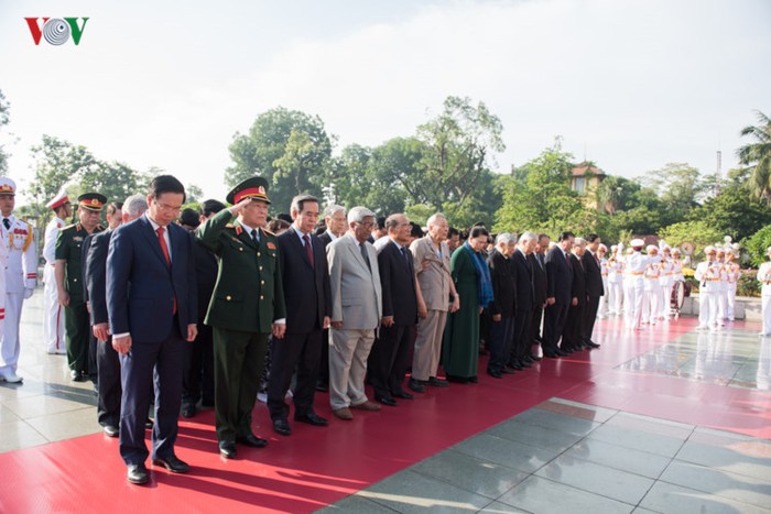 Các đại biểu bày tỏ lòng tưởng nhớ những người con ưu tú của dân tộc đã dũng cảm chiến đấu hi sinh vì sự nghiệp đấu tranh giải phóng dân tộc, vì nền độc lập, tự do của Tổ quốc, vì hạnh phúc của nhân dân.