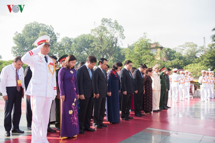 Cùng ngày, Đoàn lãnh đạo Thành uỷ, Hội đồng Nhân dân, Uỷ ban Nhân dân, Mặt trận Tổ quốc Thành phố Hà Nội cũng tới đặt vòng hoa, dân hương tưởng niệm các anh hùng liệt sĩ.