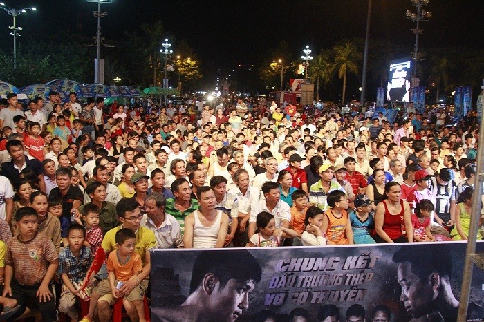 Hàng ngàn khán giả đứng chật kín quảng trường Phạm Văn Đồng để cổ vũ cho các võ sĩ thi đấu.