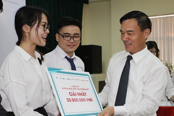 Phó Giáo sư – Tiến sĩ Hoàng Văn Hải - Viện trưởng Viện Quản trị Kinh doanh - Trưởng ban Tổ chức cuộc thi trao giải Nhất cho đội KIWIKID.