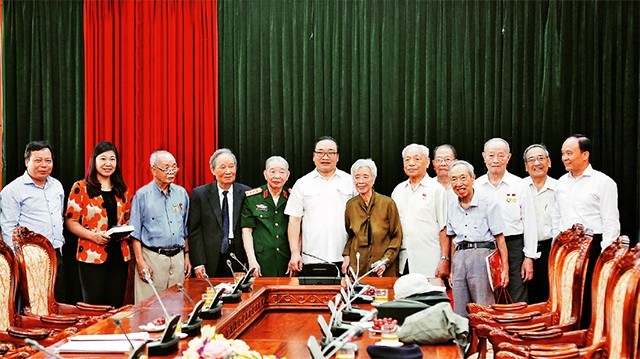 Lãnh đạo Thành phố Hà Nội gặp mặt Ban liên lạc các chiến sĩ Việt Minh thành Hoàng Diệu. Ảnh: THANH HẢI