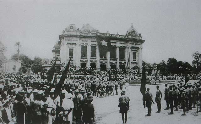 Cuộc mít-tinh phát động khởi nghĩa giành chính quyền do Mặt trận Việt Minh tổ chức tại Nhà hát Lớn Hà Nội ngày 19/8/1945. Ảnh tư liệu