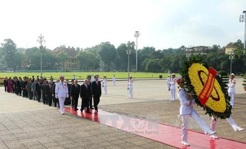 Đoàn đại biểu lãnh đạo Đảng, Nhà nước, Mặt trận Tổ quốc Việt Nam do Tổng Bí thư Nguyễn Phú Trọng dẫn đầu đặt hoa và vào Lăng viếng Chủ tịch Hồ Chí Minh. Ảnh: Doãn Tấn/TTXVN.