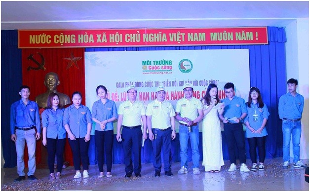 Ông Nguyễn Văn Toàn, Tổng Biên tập Tạp chí Môi trường và Cuộc sống, ông Hoàng Anh Huy, Phó Hiệu trưởng trường và ông Lê Ngọc Thuấn Bí thư Đoàn trường Đại học Tài nguyên và Môi trường Hà Nội cùng phát động cuộc thi “Biến đổi khí hậu với cuộc sống”.