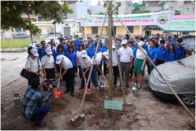 Tạp chí Môi trường và Cuộc sống cùng trường Đại học Tài nguyên và Môi trường trồng cây lưu niệm.