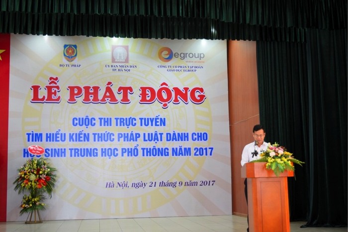 Ông Đỗ Xuân Lân - Vụ trưởng Vụ Phổ biến, giáo dục pháp luật, Bộ Tư pháp công bố thể lệ cuộc thi.