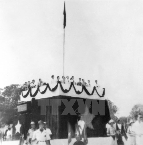 Ngày 2/9/1945, tại Quảng trường Ba Đình, Chủ tịch Hồ Chí Minh đọc Tuyên ngôn Độc lập, khai sinh ra nước Việt Nam Dân chủ Cộng hòa. Ảnh: TTXVN.