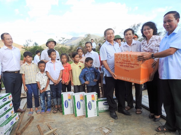 Bà Đặng Thị Ngọc Thịnh – Phó Chủ tịch nước; bà Lê Tuyết Mai, Phó Giám đốc Quỹ Bảo trợ Trẻ em Việt Nam; ông Đậu Phi Tú – Giám đốc Trang trại Vinamilk Hà Tĩnh và đại diện lãnh đạo tỉnh Hà Tĩnh đến thăm và tặng quà, sữa cho người dân và trẻ em vùng lũ xã Kỳ Lạc, huyện Kỳ Anh, Hà Tĩnh.