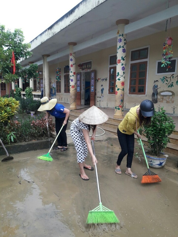 Các cô giáo lại gian lao “sống chung với lũ”.