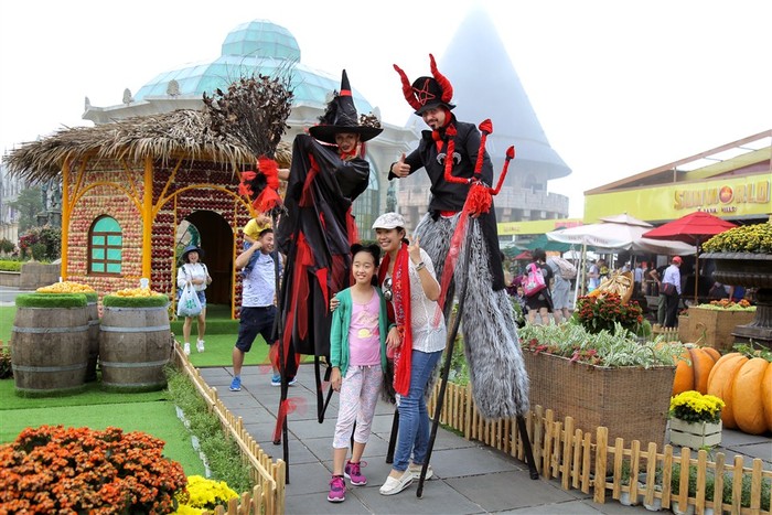 Lễ hội hóa trang Halloween bao năm nay đã trở thành “đặc sản” của khu du lịch Sun World Ba Na Hills. Ngoài không gian đậm đặc “chất” Halloween không nơi đâu có, Sun World Ba Na Hills còn mê hoặc du khách bởi rất nhiều trò vui “khó đụng hàng”.