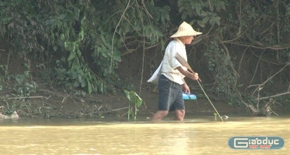 Gần mười năm nay, người dân và nhiều học sinh vẫn “chấp nhận” lội suối vì các cây cầu ở đây đều đã hư hỏng