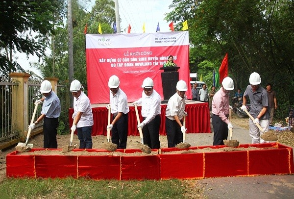 Ông Bùi Xuân Huy – Tổng Giám đốc Tập đoàn Novaland (ở giữa) cùng đại diện chính quyền địa phương và đơn vị nhà thầu xây dựng tiến hành nghi thức khởi công.