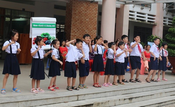 Bữa ăn dinh dưỡng đầy đủ 4 nhóm dưỡng chất là nền tảng dinh dưỡng quan trọng cho sự phát triển của trẻ.