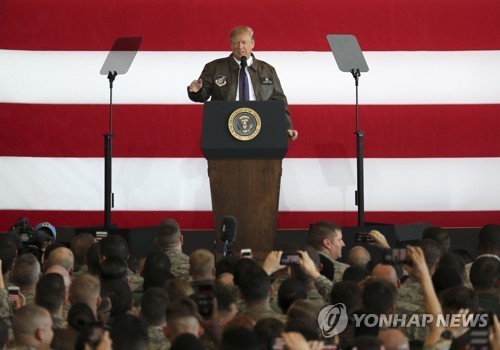 Tổng thống Mỹ Donald Trump tại căn cứ không quân Yokota (Ảnh: Yonhap)