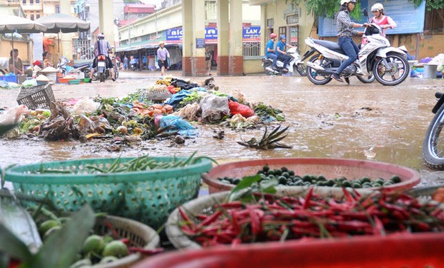 Người dân tuyệt đối không được sử dụng các thực phẩm ôi thiu, ủng... sau khi mưa bão.(Ảnh trên Báo Sức khỏe và Đời sống)
