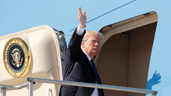 Tổng thống Mỹ Donald Trump đáp chuyên cơ xuống Bắc Kinh (Ảnh: Tân Hoa Xã)
