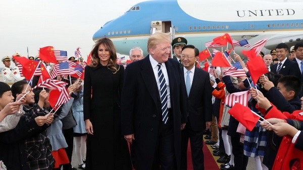 Tổng thống Mỹ Donald Trump và phái đoàn được sự chào đón nhiệt tình của người dân Trung Quốc (Ảnh: Reuters)