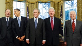 5 vị cựu Tổng thống Mỹ: George H. W. Bush, Barack Obama, George W. Bush, Bill Clinton và Jimmy Carter trong cuộc vận động quyên góp tiền giúp đỡ đồng bào bị thiệt hại do bão lụt ở bang Texas vừa qua vào tháng 10/2017