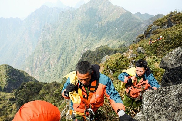 Nhân viên khu du lịch cheo leo bám từng vách đá, nhặt từng vỏ lon, túi nilon, chẳng ngại núi cao vực thẳm.