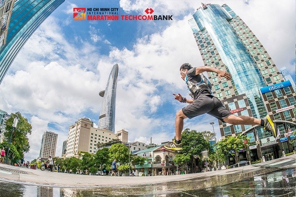 Tất cả chủ thẻ Techcombank khi mua vé tham gia giải tại website: www.marathonhcmc.com chặng 10km, trong 3 ngày 20, 21, 22/11 sẽ được giảm 40%.