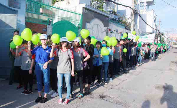 Các sinh viên đang diễu hành trên phố
