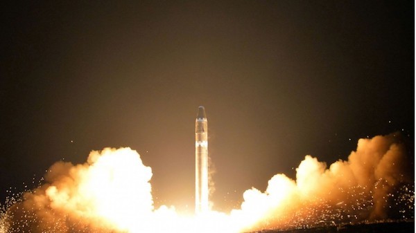 Tên lửa Hawsong-15 của Triều Tiên trong vụ phóng thử hôm 29/11 (Ảnh: AP)