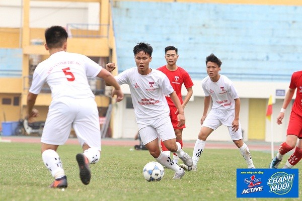 Pha đi bóng kỹ thuật của cầu thủ trường Trung học phổ thông Nguyễn Thị Minh Khai.