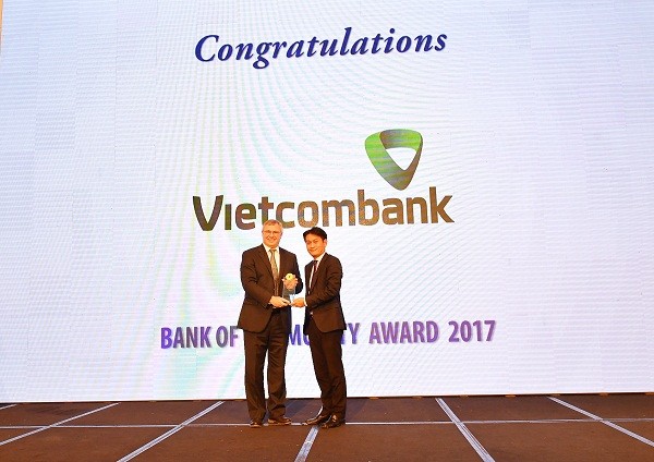 Đại diện Vietcombank, ông Thomas William Tobin – Giám đốc Khối Bán lẻ (bên trái) nhận giải thưởng “Ngân hàng vì cộng đồng 2017”