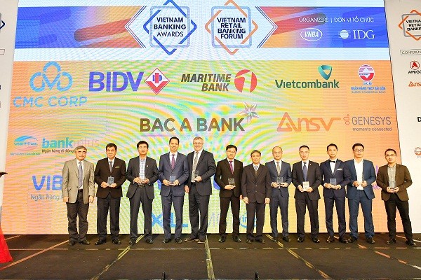 Đại diện Vietcombank, ông Thomas William Tobin – Giám đốc Khối Bán lẻ (thứ 5 từ trái sang) nhận kỷ niệm chương do Ban Tổ chức trao tặng