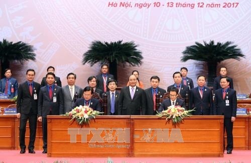 Thủ tướng Nguyễn Xuân Phúc chứng kiến lễ ký Nghị quyết liên tịch về Quy chế phối hợp giữa Chính phủ với Ban Chấp hành Trung ương Đoàn Thanh niên Cộng sản Hồ Chí Minh giai đoạn 2017-2022. Ảnh: TTXVN