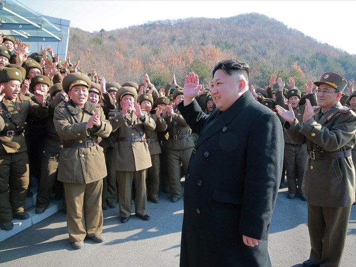 Nhà lãnh đạo Triều Tiên Kim Jong-un thăm một đơn vị quân đội nước này (Ảnh: AP)