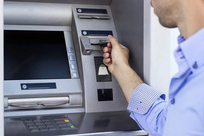 Việc chuyển tiền qua cây ATM giúp người dân chuyển tiền nhanh chóng