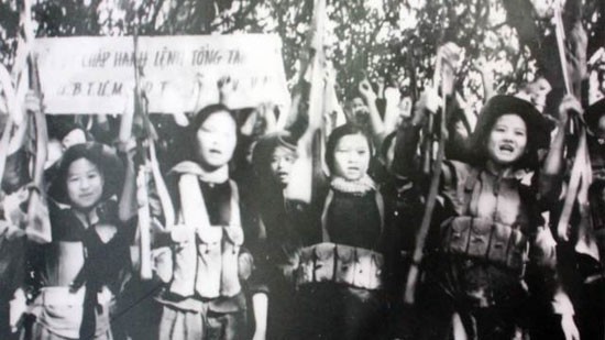 Nữ tự vệ trong các cơ quan trực thuộc Ủy ban Trung ương Mặt trận Dân tộc giải phóng miền Nam Việt Nam sẵn sàng cho Cuộc tổng tiến công và nổi dậy Xuân Mậu Thân 1968. (Ảnh: baohagiang.vn)