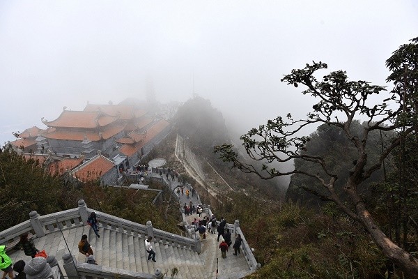 Lên chốn non cao, chiêm bái những kiệt tác kiến trúc tâm linh, giữa gió núi mây ngàn, dự Hội xuân Mở cổng trời Fansipan, mùa này, có thêm một lý do để tìm về miền Tây Bắc.