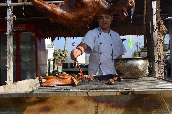 Từ những gian hàng mái lá, ẩm thực Tây Bắc gọi mời khách thập phương. Lợn bản nướng, khoai lang mật ngọt lịm đường, vị bắp nướng vùng cao khó cưỡng… Ghé lại chút thôi nơi những quán lá ấy, để thấy rằng ở Tây Bắc này, sống là tận hưởng.