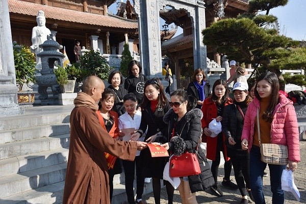 Nhưng với nhiều du khách, đến Fansipan, xem hội chưa phải là phần hấp dẫn nhất. Điều linh thiêng, mục tiêu lớn nhất của hành trình về Tây Bắc ấy là Nóc nhà Đông Dương, và nữa là quần thể văn hóa tâm linh kỳ vỹ trên khu vực đỉnh thiêng. Bắt đầu hành trình đó, với món quà linh thiêng là bùa trì chú được ban bởi sư thầy ngay nơi Bảo An Thiền Tự, du khách đã thấy tâm an, lòng tĩnh.