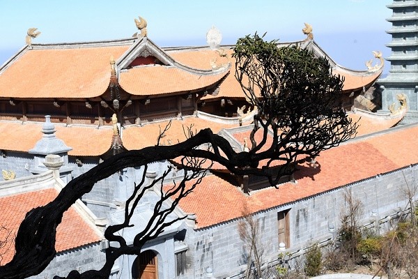 Lớn nhất trong quần thể trong văn hóa tâm linh Fansipan là Kim Sơn Bảo Thắng Tự, nằm trên độ cao 3100m. Nơi đây có Đại hùng Bảo điện với nhiều pho tượng Phật được tạo tác kỳ công bằng gỗ mít lõi, sơn son thếp bạc như ba pho tượng Tam thế Phật, Thích Ca Mâu Ni, Quan Âm Chuẩn Đề nghìn tay nghìn mắt, tượng Phật Di Lặc, Mục Liên- Địa Tạng…. đặc biệt nhất là bức tượng Phật A Di Đà ngồi cao 3,8m; hành lang Tả Vu – Hữu Vu trưng bày tượng 18 vị La Hán bằng gỗ mít cao 2m; khu nhà thờ Tổ.