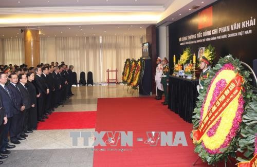 Các đồng chí lãnh đạo, nguyên lãnh đạo Đảng, Nhà nước và các đại biểu dự lễ viếng đồng chí Phan Văn Khải tại Trung tâm Hội nghị Quốc tế, Hà Nội. Ảnh: TTXVN