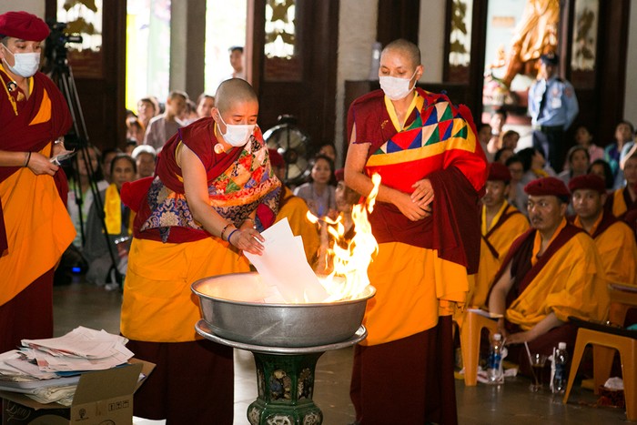 Kết thúc khoá lễ, bài vị cầu siêu và ảnh của các hương linh sẽ được đốt, giúp chư hương linh xả bỏ bám chấp, vãng sinh về cảnh giới an lành.