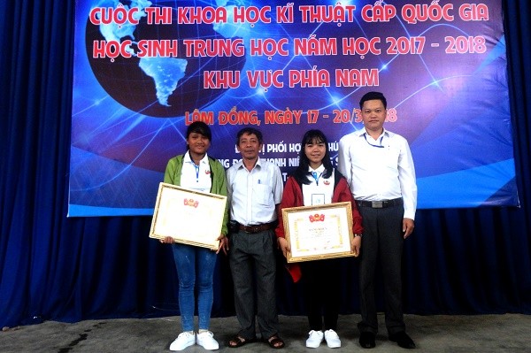 H’Truyên H’long (bên trái) tại lễ trao giải cuộc thi Khoa học, Kỹ thuật cấp Quốc gia dành cho học sinh trung học năm học 2017-2018