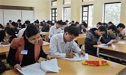 Giáo viên vật lộn với quy định thi thăng hạng giáo viên. Ảnh minh họa: Báo Giáo dục và Thời đại.